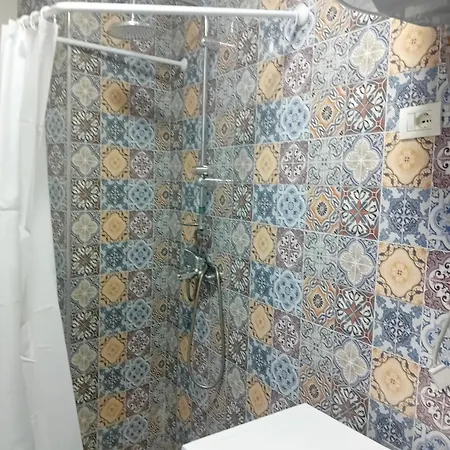 Linda * Tirana